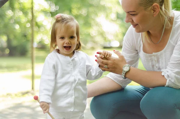 Baby med mamma på en promenad — Stockfoto