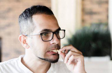 man Yunan salatası yemek 