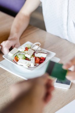 Kız öğle yemeği öder 