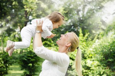 Anne bebek havaya atar.