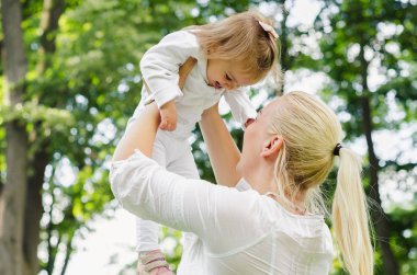 Anne bebek havaya atar.