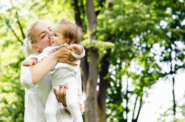 kadın parkta bir çocukla