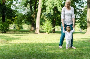 Bebek yürümeyi öğreniyor