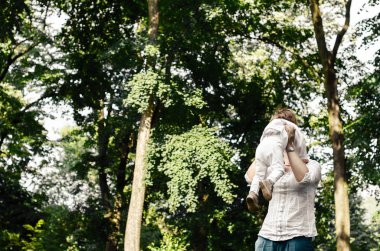 Anne bebekle oynarken