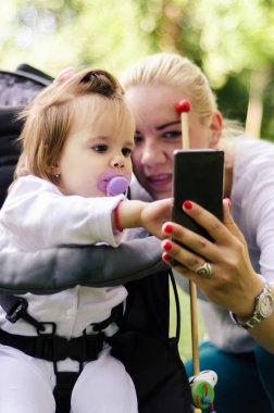 selfie anne ve bebek