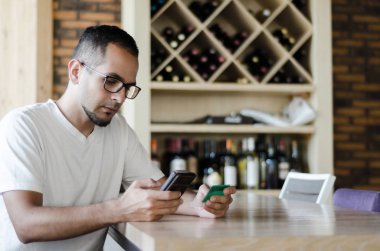 adam türleri şifre içinde hareket eden telefon 