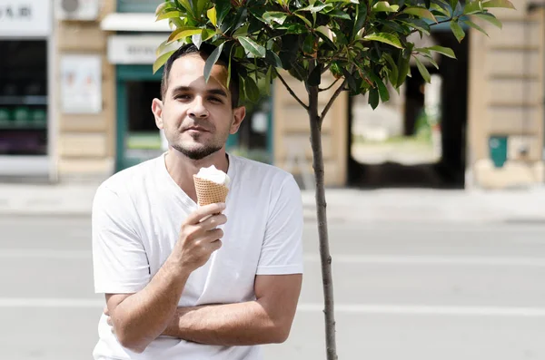 Смешной человек ест мороженое — стоковое фото