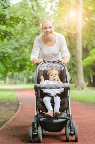 Mamma kör eller tävlingar med en baby — Stockfoto