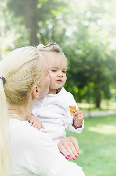 Mamma älskar barnet i naturen — Stockfoto