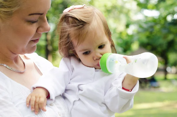 水を飲む赤ちゃん — ストック写真