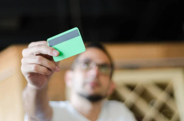 Hombre mostrando una tarjeta de crédito — Foto de Stock