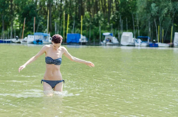 Chica nadando en el río sucio — Foto de Stock