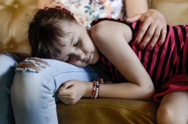 kız annesinin diz içinde uyur