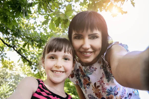Madre e hija se toman selfie i —  Fotos de Stock