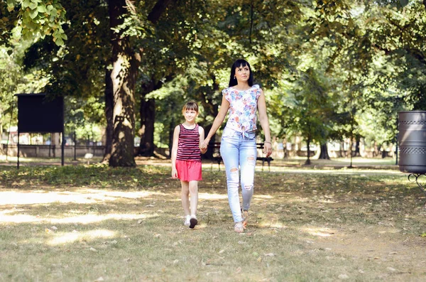 엄마와 그녀의 딸 산책 — 스톡 사진