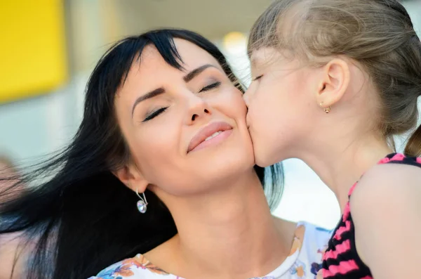 Dotter kyssar ung mamma — Stockfoto