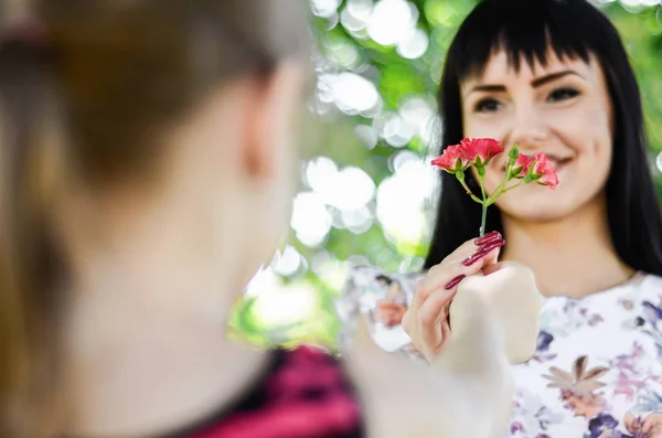 Barn ger hennes mamma en blomma — Stockfoto