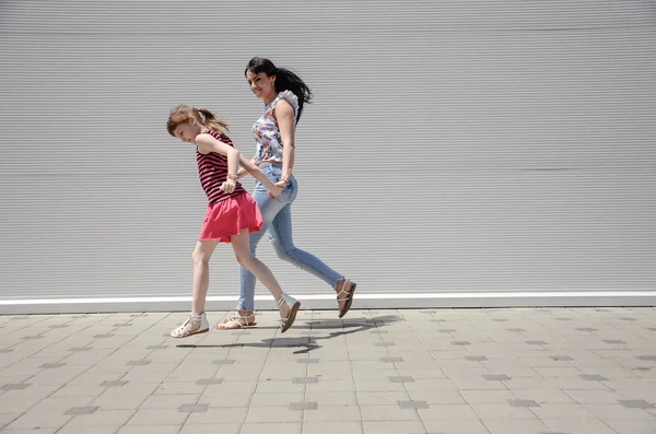 Madre e hija corriendo — Foto de Stock