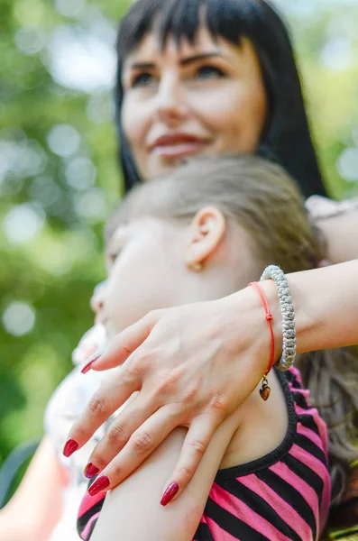 Moderlig omfamningen närbild — Stockfoto