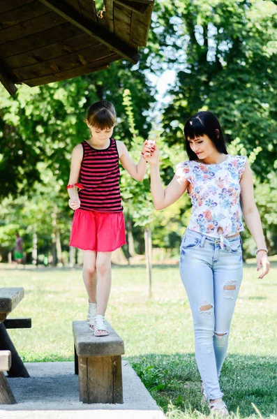 Mamma och dotter går i parken — Stockfoto