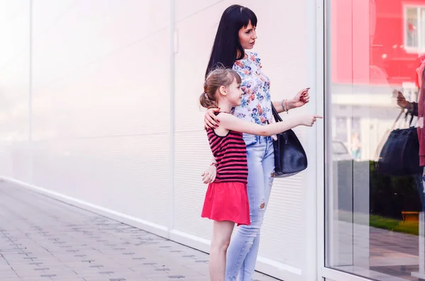 Mutter und Tochter beim Einkaufen — Stockfoto