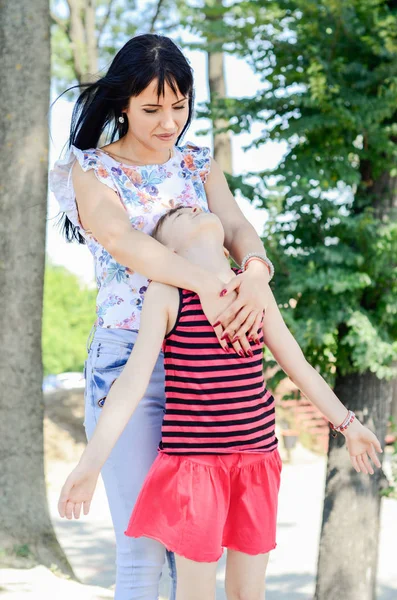 Mamma och dotter går i parken — Stockfoto