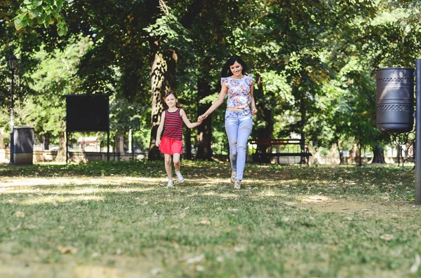 엄마와 딸이 공원을 걷고 있는 모습 — 스톡 사진