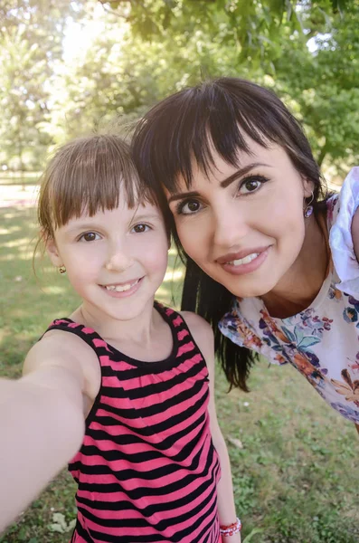 Mor och dotter tar selfie — Stockfoto