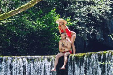 Genç evli çift nehir zevk