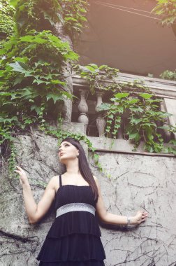 duvara yaslanmış kız 