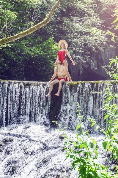 Junges Ehepaar genießt den Fluss — Stockfoto