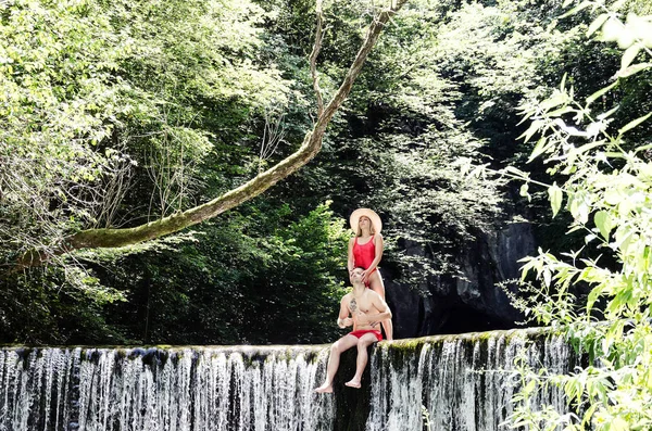 Jong getrouwd paar genieten van de rivier — Stockfoto