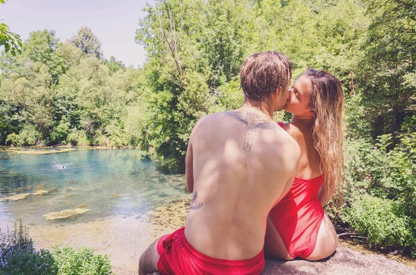 Casal goza de uma ilha na natureza — Fotografia de Stock