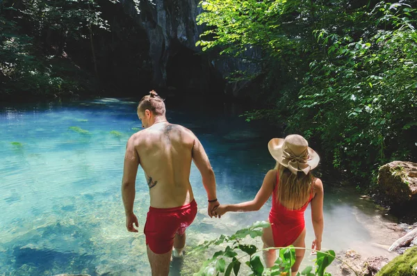 Couple amoureux sur l'île — Photo