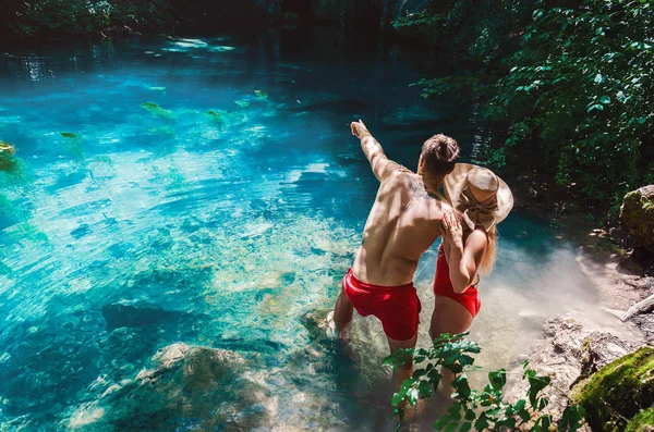 Pareja enamorada en la isla — Foto de Stock