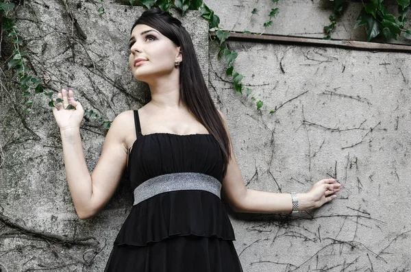 Chica feliz apoyado contra la pared — Foto de Stock