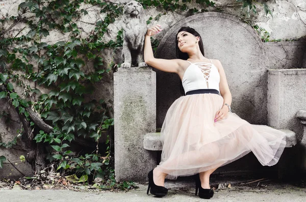 Ragazza in un vestito con un corsetto — Foto Stock