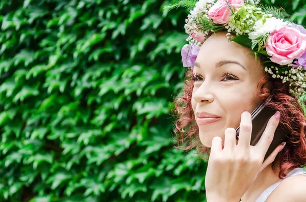 Vrouw die telefoon gebruikt — Stockfoto