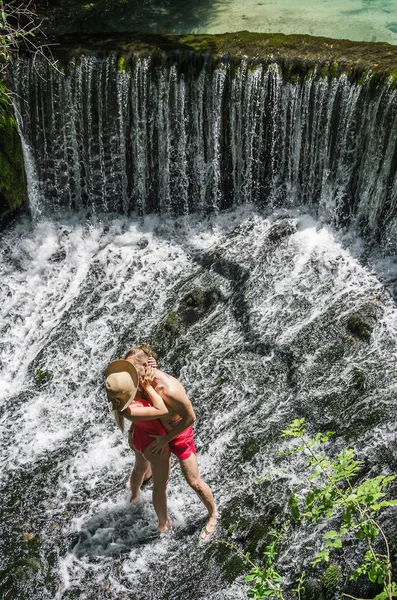 Пара поцелуев в природе — стоковое фото