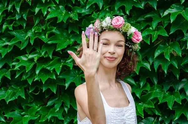 Gelukkig meisje toont een bruids ring — Stockfoto
