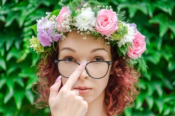 Chica con flores en la cabeza — Foto de Stock