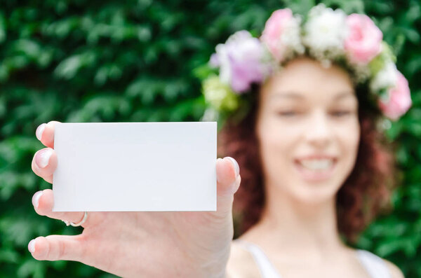 Девушка держит пустую карту
