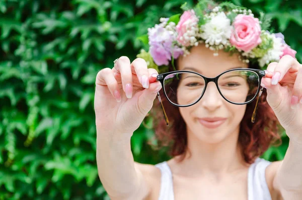 Chica bonita mostrando gafas de ojo — Foto de Stock