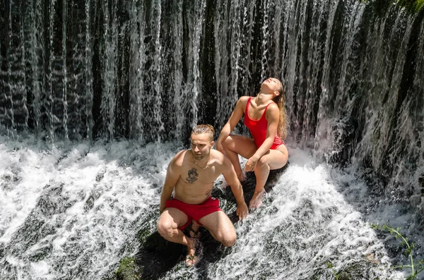 Romantische paar ontspannen in waterval — Stockfoto