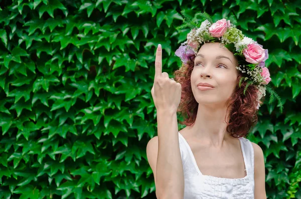 Mujer mostrando un dedo — Foto de Stock