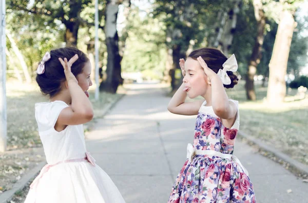 Retrato Cerca Dos Niñas Gritando Lenguas Uno Otro —  Fotos de Stock