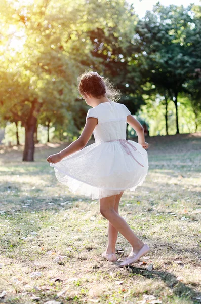 Liten flicka dansa utomhus — Stockfoto
