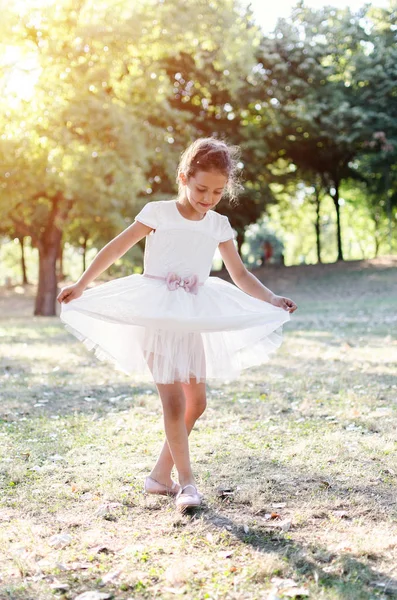 Маленька дівчинка танцює на відкритому повітрі — стокове фото