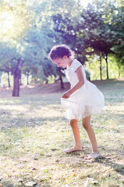 Niña bailando al aire libre —  Fotos de Stock