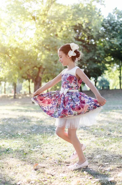 Krásná Malá Baletka Dívka Tančí Přírodě — Stock fotografie